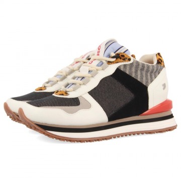 SNEAKERS À TALONNETTE...