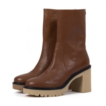 BOTTINES EN PEAU COULEUR...