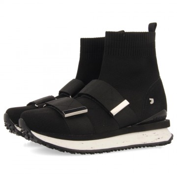 SNEAKERS TYPE CHAUSSETTES...