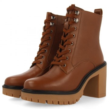 BOTTINES MARRONS À LACETS...