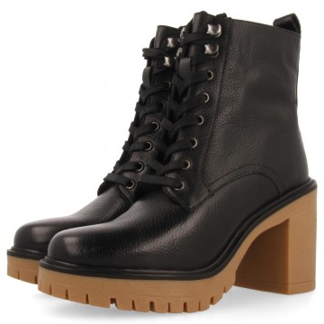 BOTTINES NOIRES À LACETS...