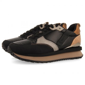 SNEAKERS NOIRES MONOCHROMES...